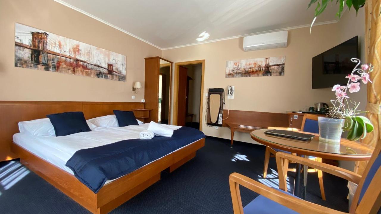 Zamecky Hotel Zlaty Orel Hranice  Buitenkant foto