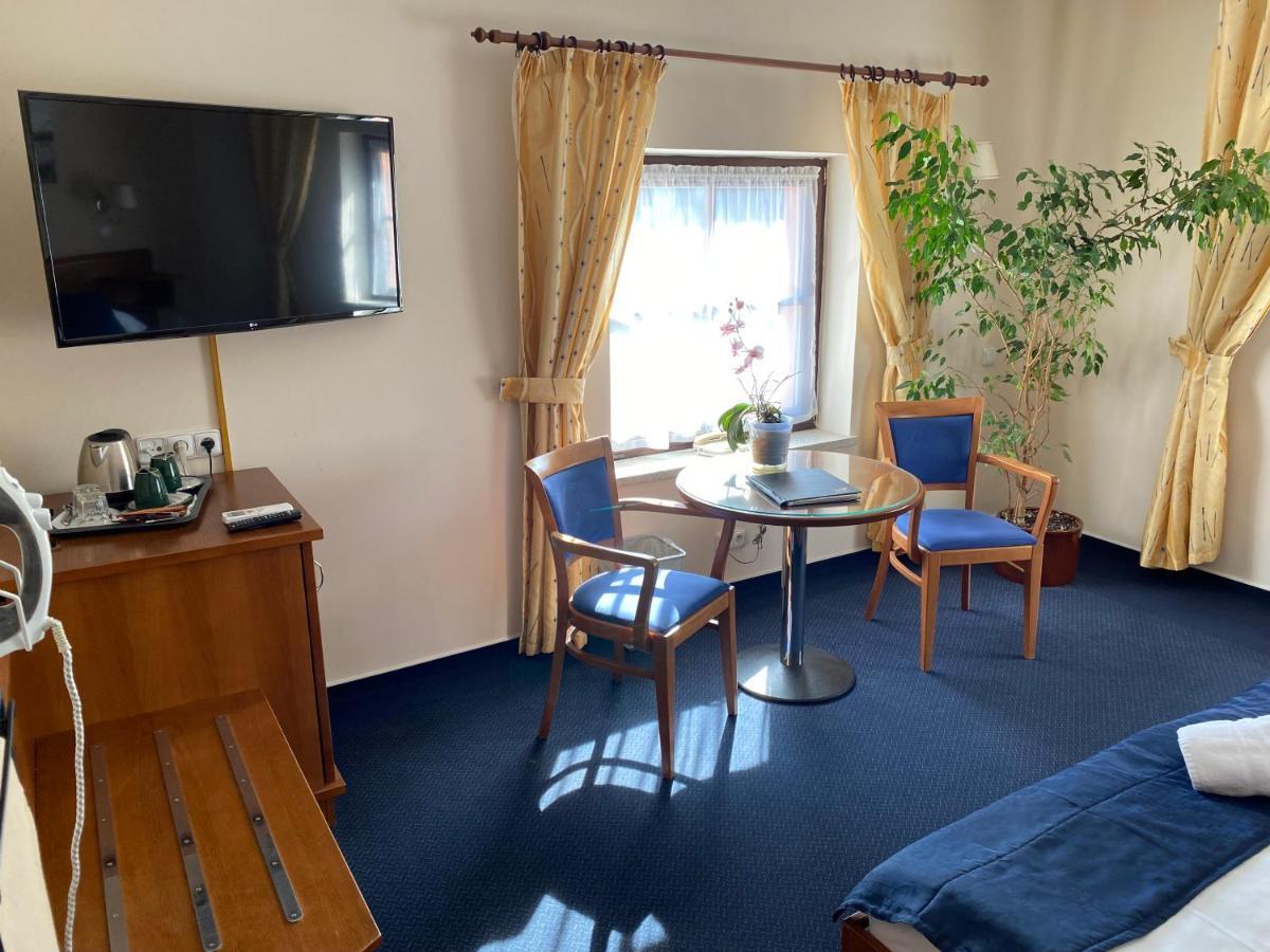Zamecky Hotel Zlaty Orel Hranice  Buitenkant foto
