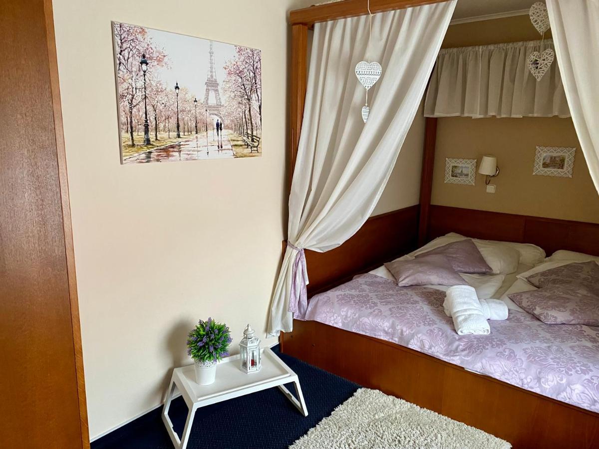 Zamecky Hotel Zlaty Orel Hranice  Buitenkant foto