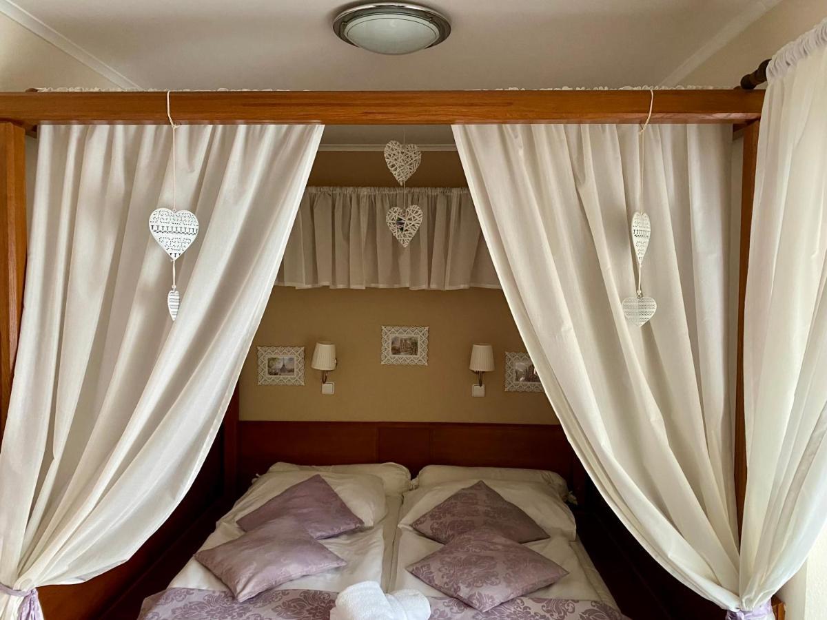 Zamecky Hotel Zlaty Orel Hranice  Buitenkant foto