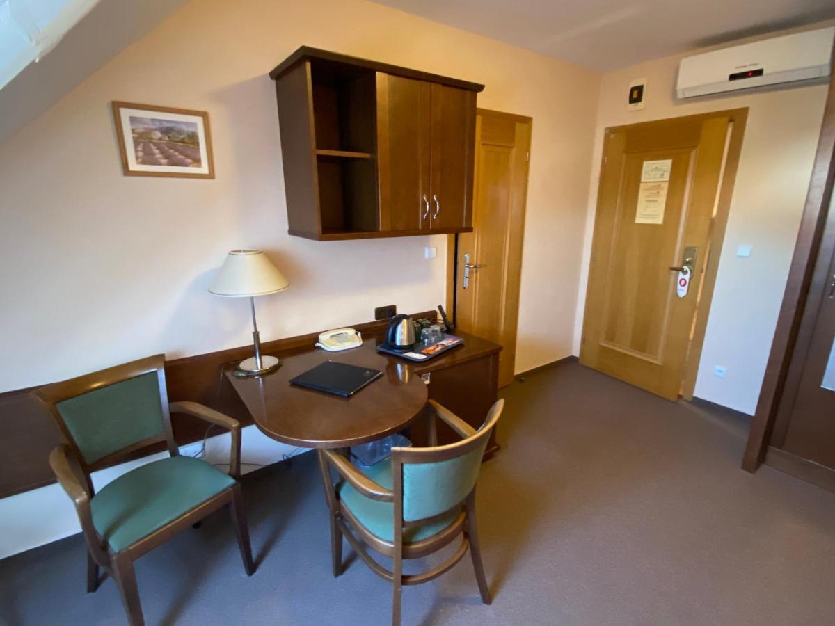 Zamecky Hotel Zlaty Orel Hranice  Buitenkant foto