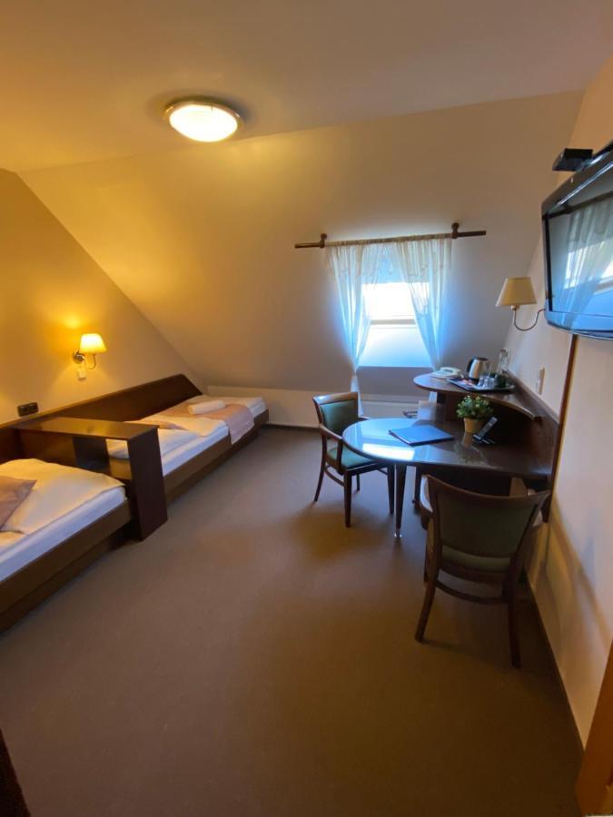 Zamecky Hotel Zlaty Orel Hranice  Buitenkant foto