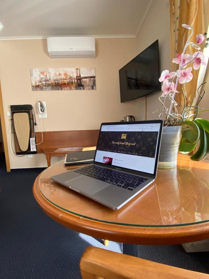 Zamecky Hotel Zlaty Orel Hranice  Buitenkant foto
