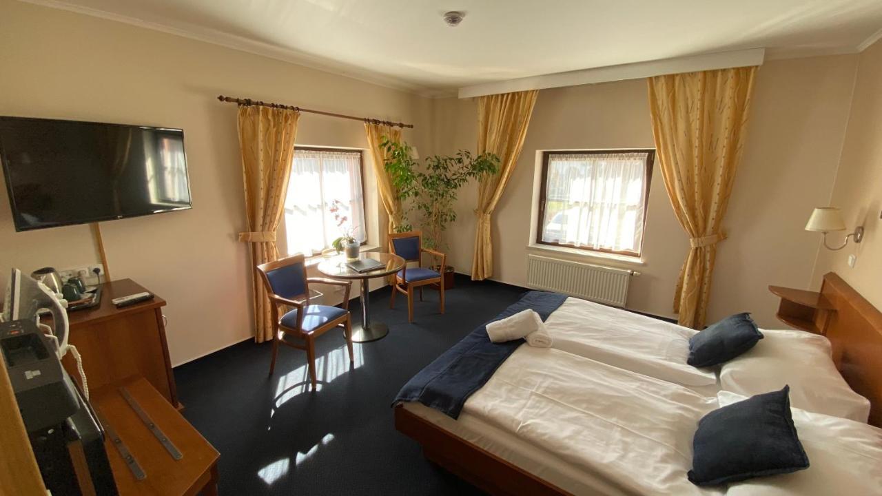 Zamecky Hotel Zlaty Orel Hranice  Buitenkant foto