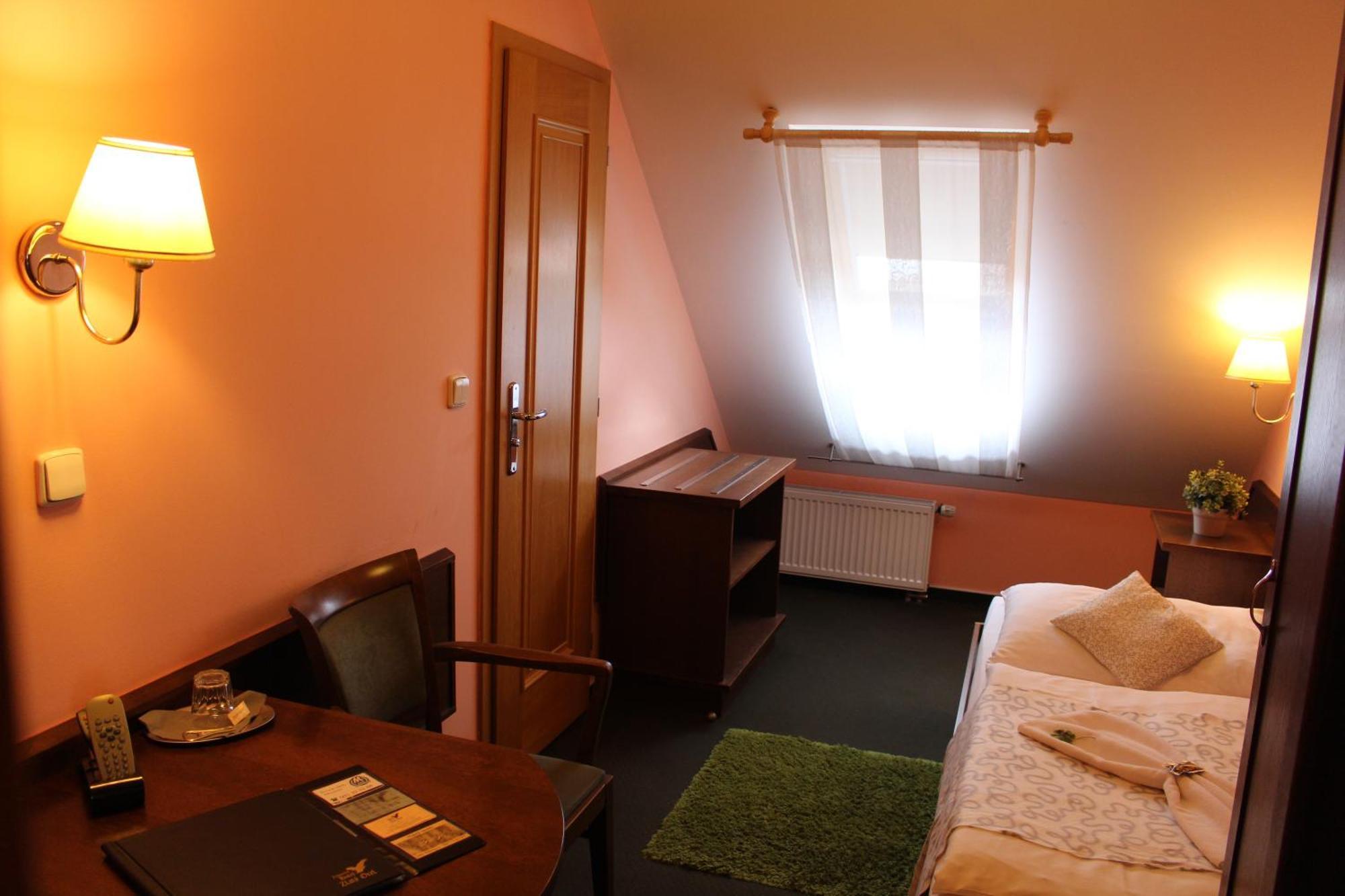 Zamecky Hotel Zlaty Orel Hranice  Buitenkant foto