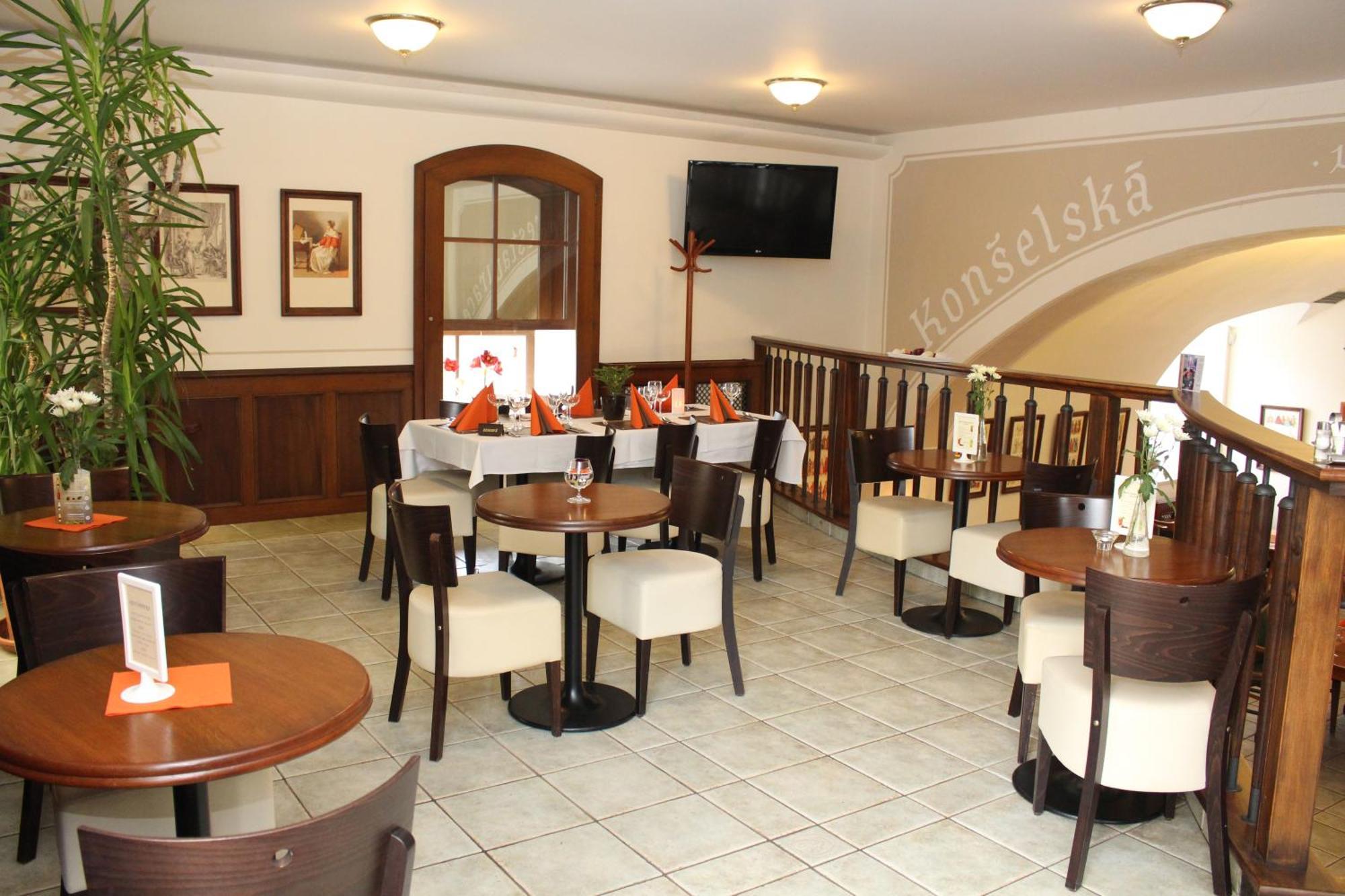 Zamecky Hotel Zlaty Orel Hranice  Buitenkant foto
