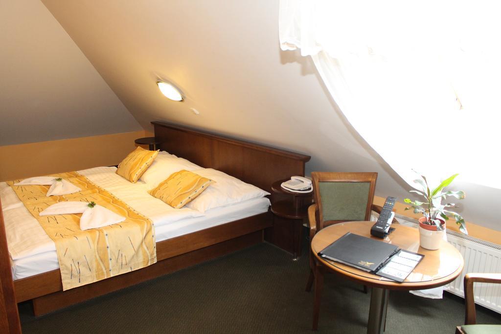 Zamecky Hotel Zlaty Orel Hranice  Buitenkant foto