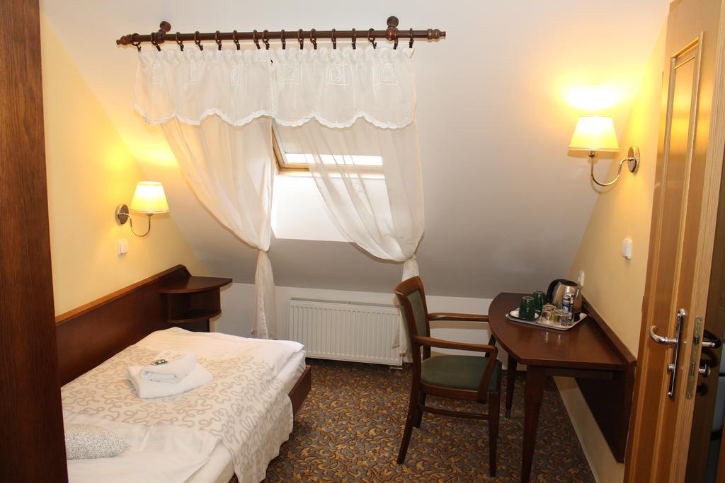 Zamecky Hotel Zlaty Orel Hranice  Buitenkant foto