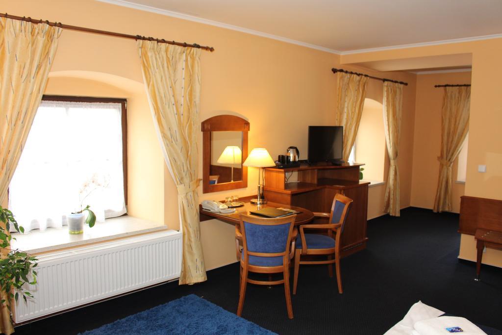 Zamecky Hotel Zlaty Orel Hranice  Buitenkant foto