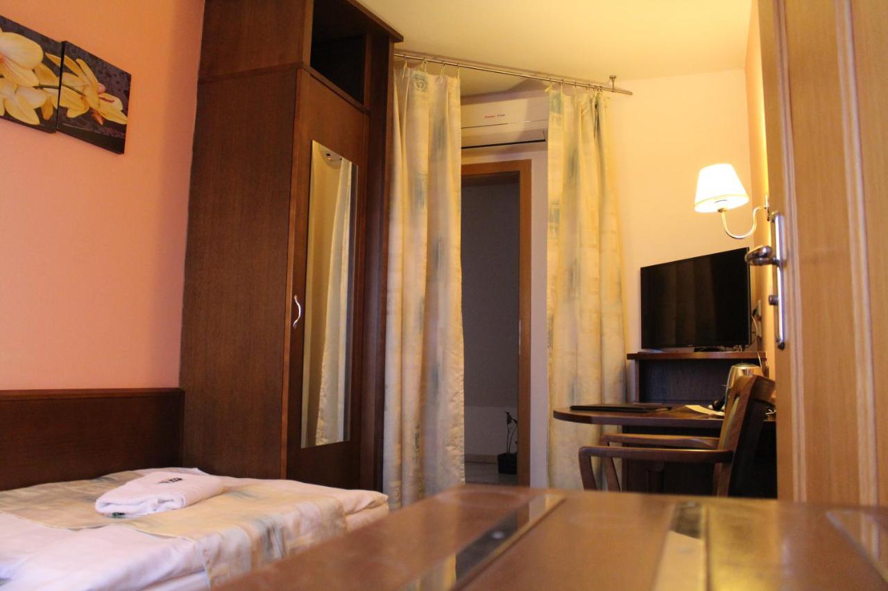 Zamecky Hotel Zlaty Orel Hranice  Buitenkant foto
