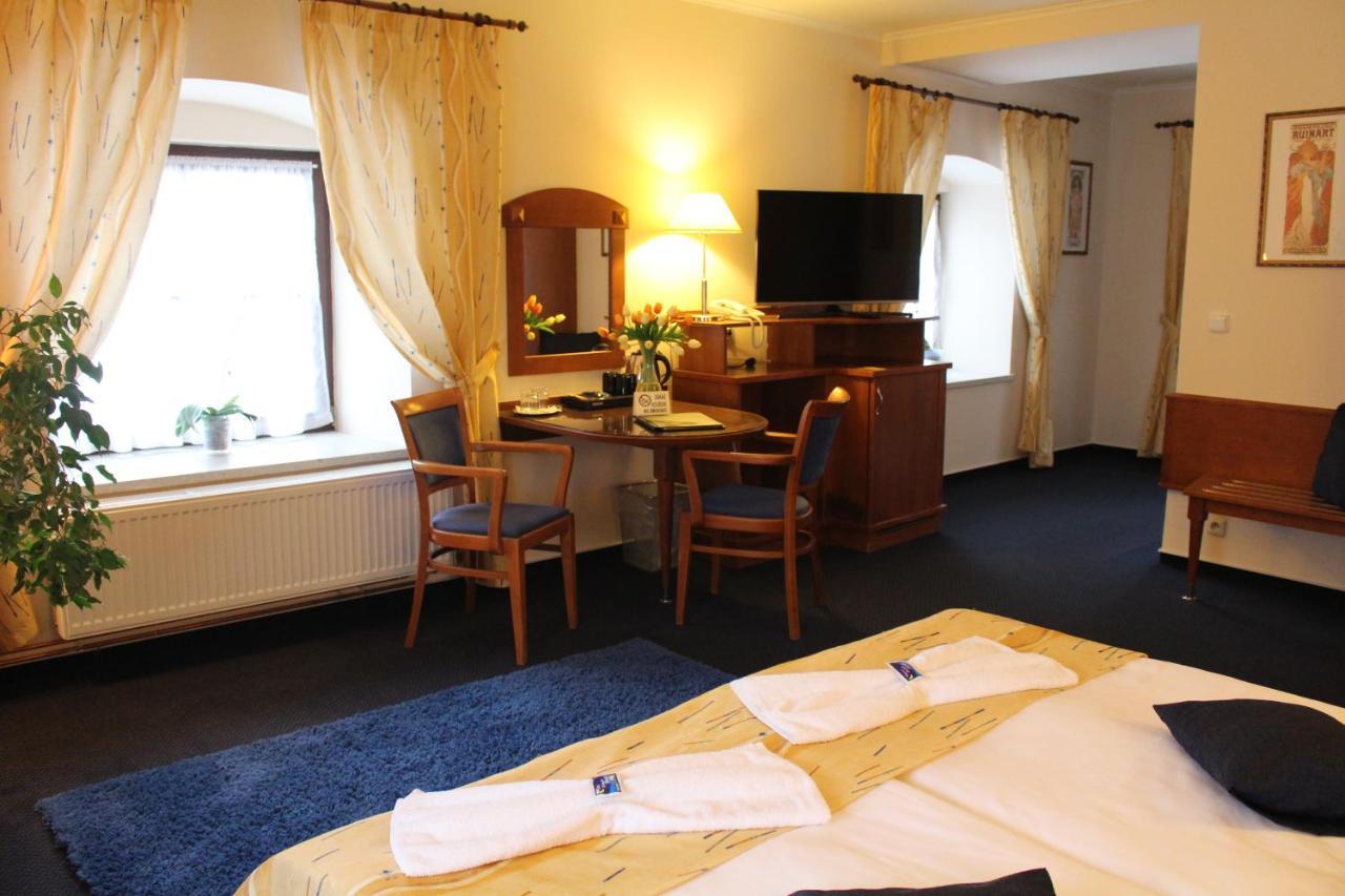Zamecky Hotel Zlaty Orel Hranice  Buitenkant foto